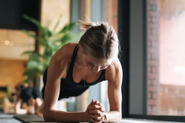 Solo ocho minutos por día: la rutina para tener un abdomen de acero en tiempo récord
