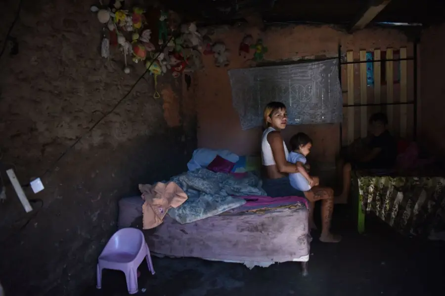 BARRO Y HUMEDAD. Lourdes vive junto a sus hijos pequeños en su casa.