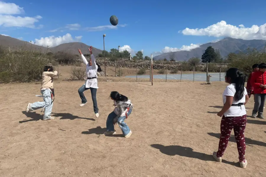 PARA TODOS. En las escuelas, niños y niñas pueden practicar y aprender sobre el deporte.