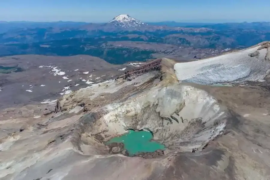 Vista aérea del volcán Copahue, el más peligroso de Argentina