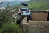 Violento vuelco en Tafí del Valle: un auto terminó sobre una casa y cinco mujeres resultaron heridas