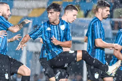 398x265_bajo-la-lluvia-jugadores-atletico-tucuman-realizan-entrada-calor-monumental-jose-fierro-previa-partido-esta-noche-1122624-214503.webp