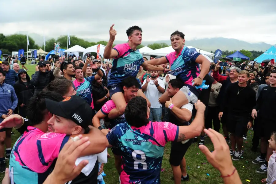 Palau 7 festejando el titulo conseguido 