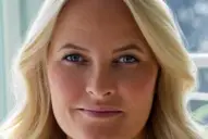 La princesa heredera de Noruega admite su vínculo con Jeffrey Epstein días antes de que su hijo vaya a juicio por violación