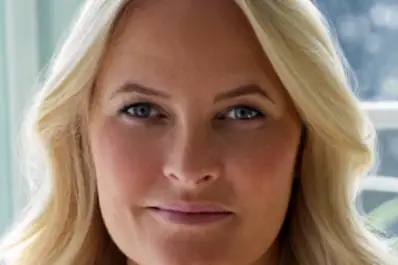 La princesa heredera de Noruega admite su vínculo con Jeffrey Epstein días antes de que su hijo vaya a juicio por violación