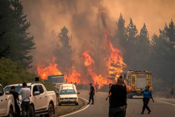 El fuego arrasa en Chubut: ya son 50.000 las hectáreas quemadas y trabajan 500 brigadistas