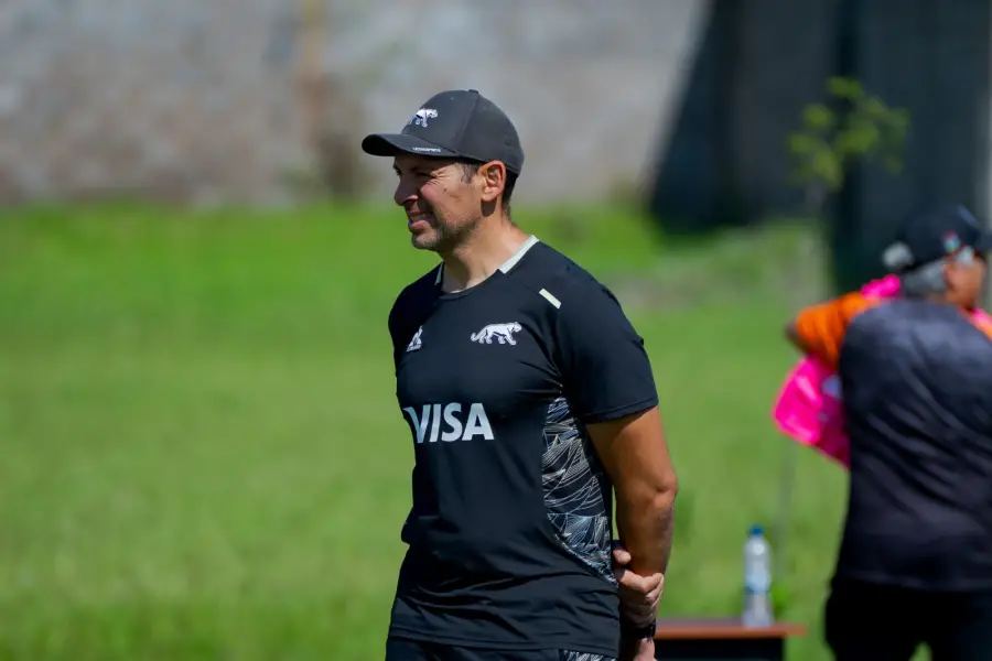 OBSERVAR. Covassi sigue la práctica y toma nota del funcionamiento del staff. 