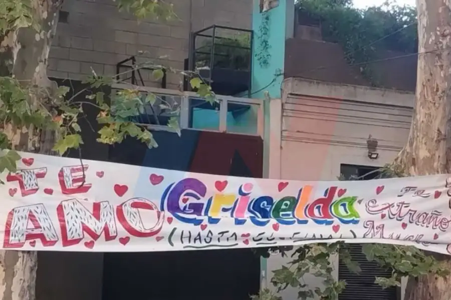 El pasacalle que Luciano Castro hizo colgar frente a la casa de Griselda Sicialini