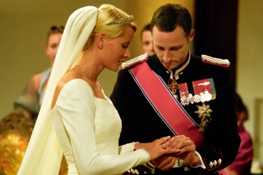 La princesa heredera de Noruega admite su vínculo con Jeffrey Epstein días antes de que su hijo vaya a juicio por violación