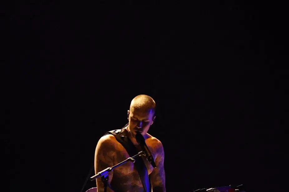 Justin Bieber actúa en los Premios Grammy