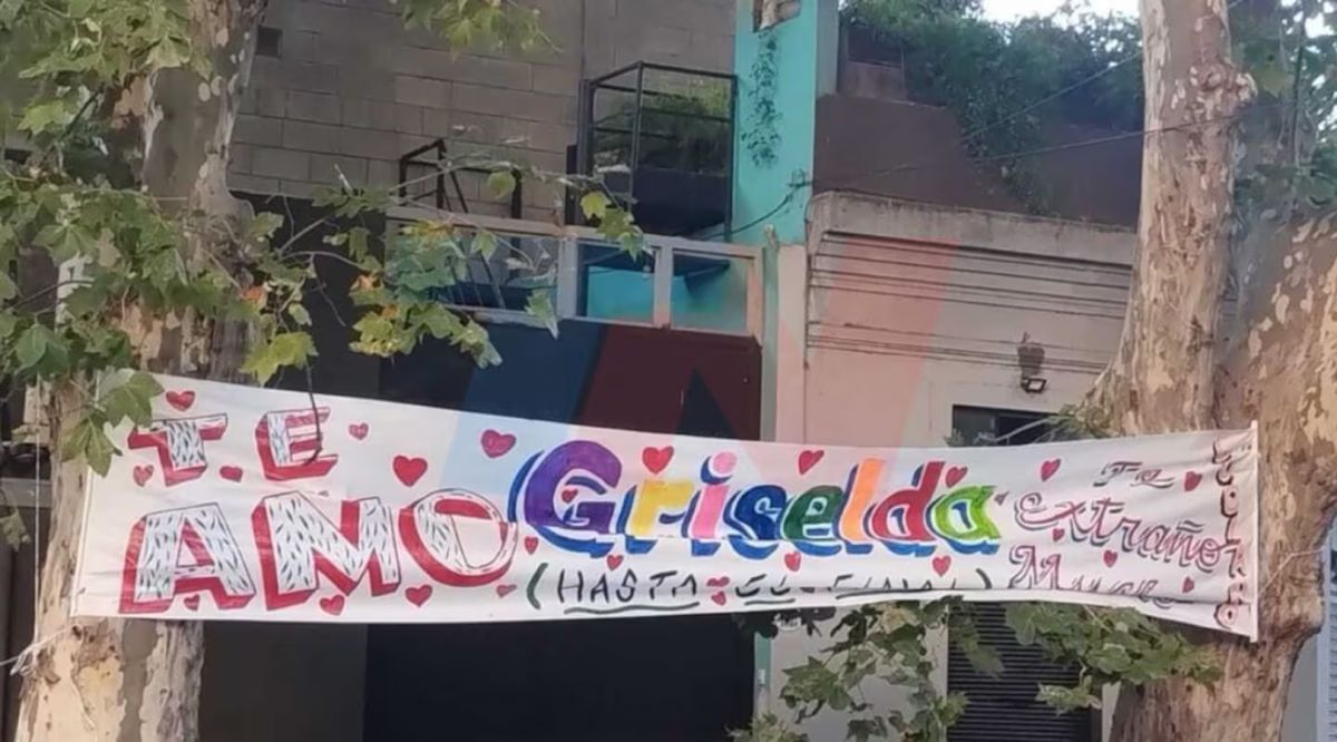El pasacalle que Luciano Castro hizo colgar frente a la casa de Griselda Sicialini