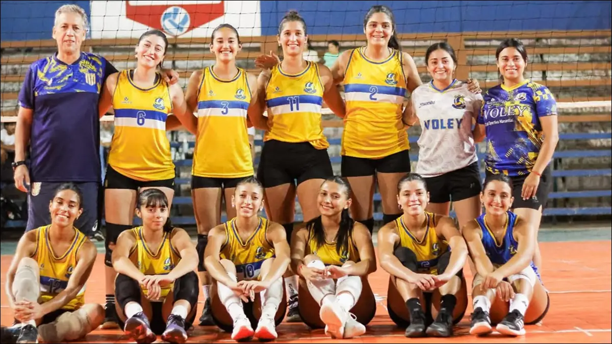 HISTÓRICO. El plantel femenino de Sportivo Manantial afronta en San Juan su primera participación en la Liga Federal, un logro inédito en los 74 años de vida del club.