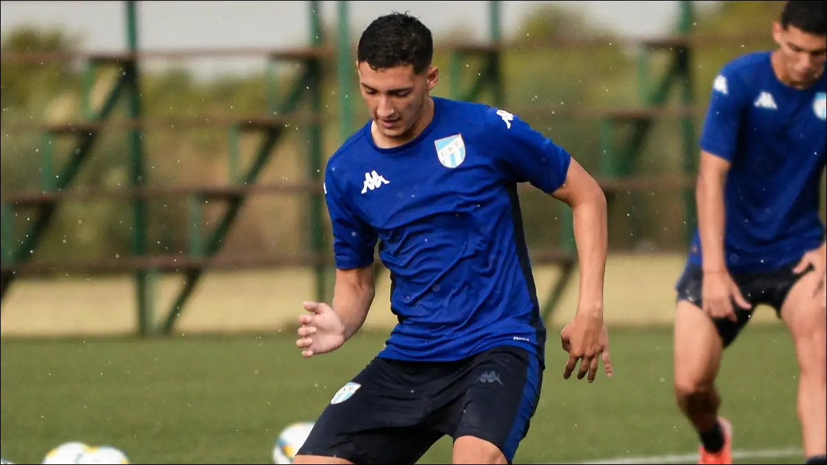 PUESTA A PUNTO. El plantel de Reserva de Atlético Tucumán realizó su última práctica en el predio de Aldosivi, en Mar del Plata, ajustando los detalles finales antes del debut en el Torneo Proyección.