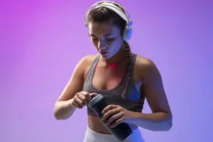 Entrenar con auriculares: los riesgos para la audición y la seguridad que advierten los especialistas