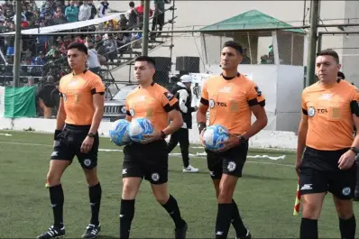 Conmoción en el fútbol argentino: cuatro árbitros se accidentaron al regresar de un partido y uno de ellos falleció
