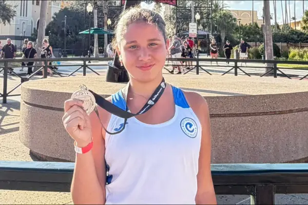 Es tucumana, tiene 12 años, vive en Miami y ya persigue el sueño de una beca universitaria jugando al hockey