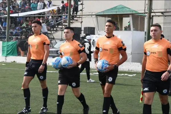 Conmoción en el fútbol argentino: cuatro árbitros se accidentaron al regresar de un partido y uno de ellos falleció