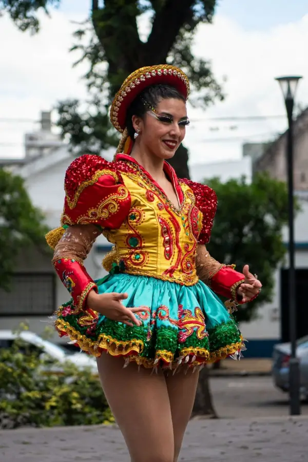 SENSUALES. Las cholitas lucen polleras, trenzas y sombreros pequeños. la gaceta / fotos de matías vieito