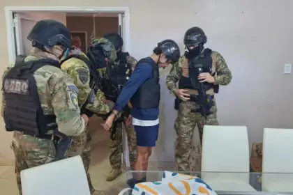 Uno de los jóvenes que fue detenido por la Policía.