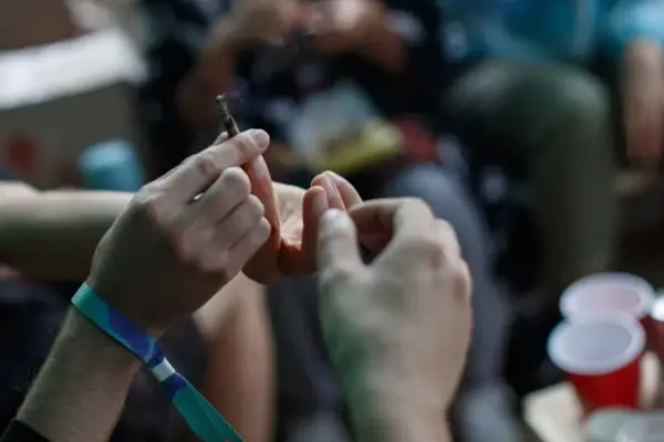 Cifras que preocupan: a qué edad comienzan a consumir alcohol, vapeadores y drogas los adolescentes en Argentina