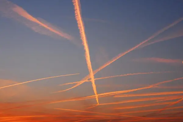 Por qué los aviones dibujan líneas blancas en el cielo: la ciencia detrás del fenómeno