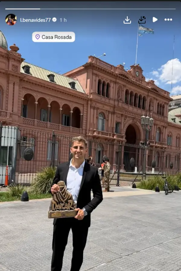 DE GALA. Luciano Benavides posa con el trofeo antes de ser recibido por el Presidente de la Nación.