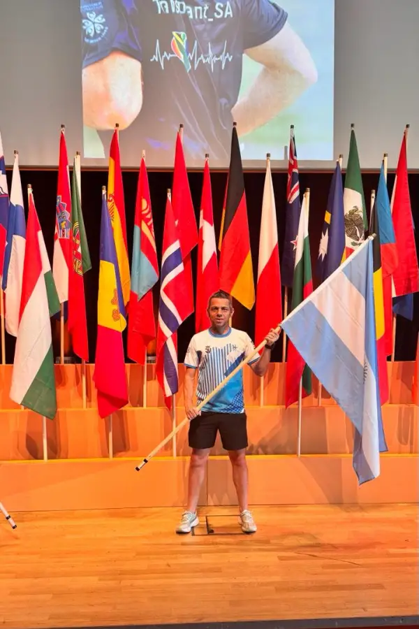 ORGULLO. Parravicini posa con la bandera en los Juegos Mundiales de 2025, en Dresden, Alemania.