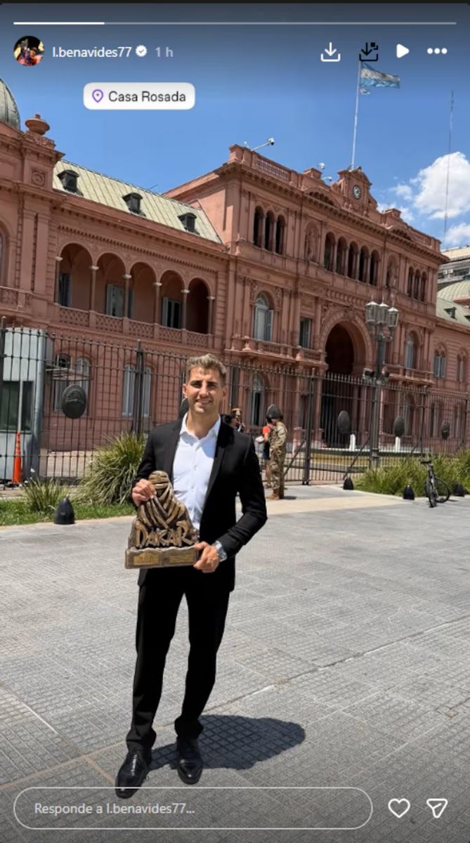 DE GALA. Luciano Benavides posa con el trofeo antes de ser recibido por el Presidente de la Nación.