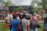 Impactantes filas en la frontera exponen el éxodo de jóvenes misioneros que buscan empleo en Brasil