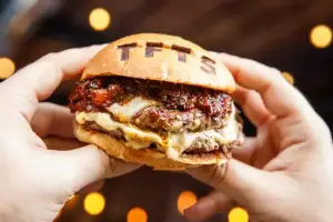 El secreto para una hamburguesa perfecta: qué carne usar y cómo cocinarla, según un experto