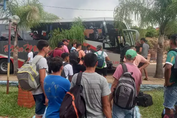 Impactantes filas en la frontera exponen el éxodo de jóvenes misioneros que buscan empleo en Brasil