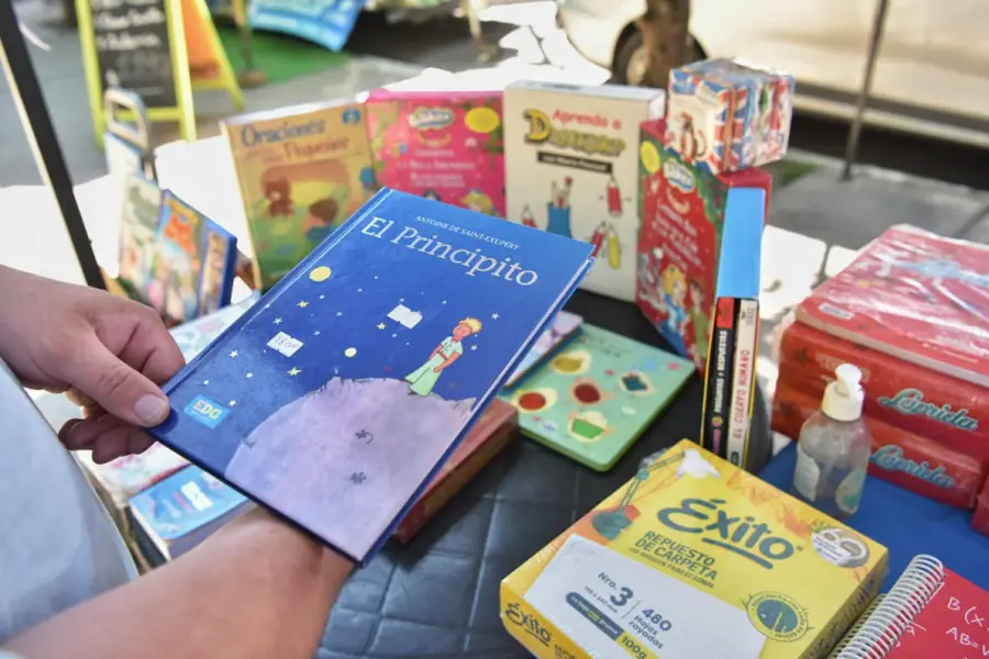 AHORRO. Familias recorren los puestos de librería de la feria de la plaza.