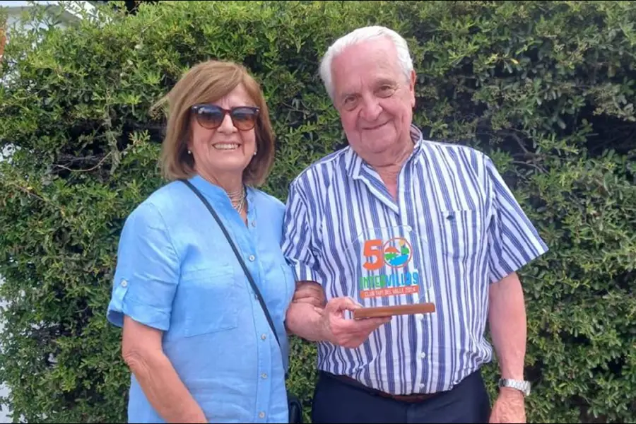 COMPAÑÍA. Gonzalo Paz junto a su esposa, con quien comparte la vida en Tafí del Valle y el reconocimiento de una comunidad que lo siente parte de su propia historia.