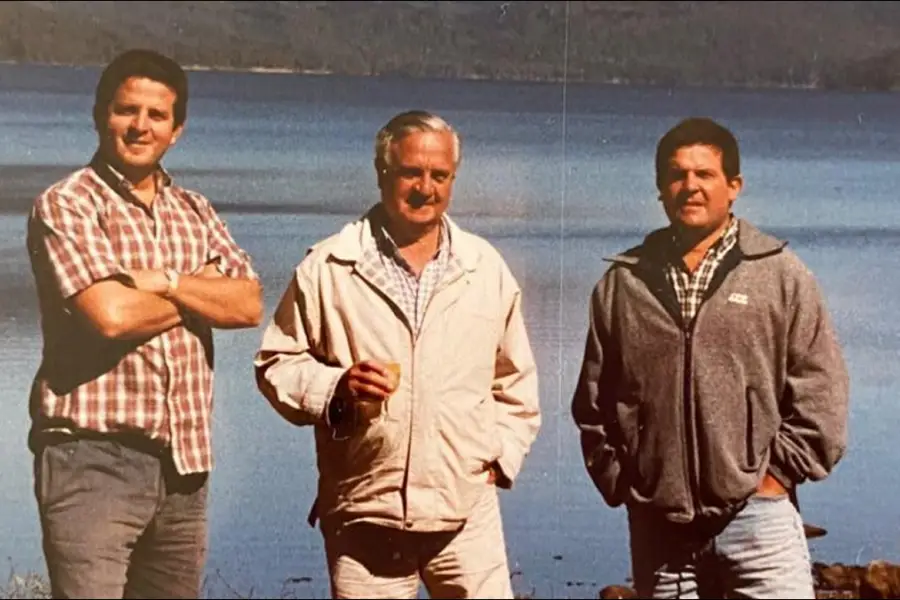 RECUERDO. Gonzalo Paz junto a sus hijos, en una imagen de otros veranos en Tafí del Valle