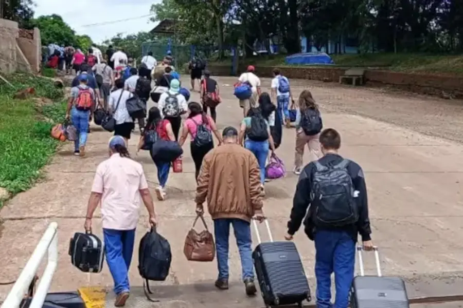 ÉXODO. En Alba Posse, jóvenes y no tan jóvenes cruzan, llevan valijas, pero no van a hacer turismo.
