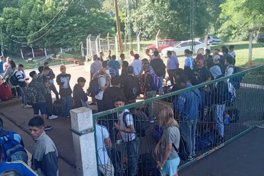 ÉXODO. Espera en San Javier, para hacer los trámites migratorios antes de subir a la balsa.