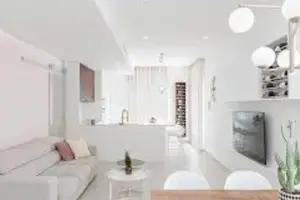 El blanco pierde protagonismo en decoración: el color que marcará tendencia en interiores durante 2026