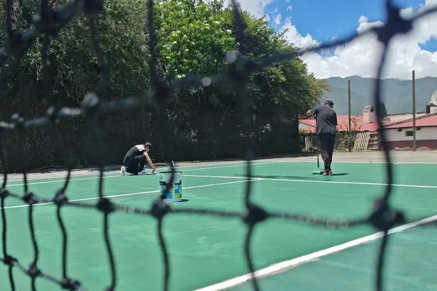 ULTIMANDO DETALLES. Carlos y Valentín Ríos realizan las tareas finales de mantenimiento para dejar el predio impecable de cara al inicio del certamen.