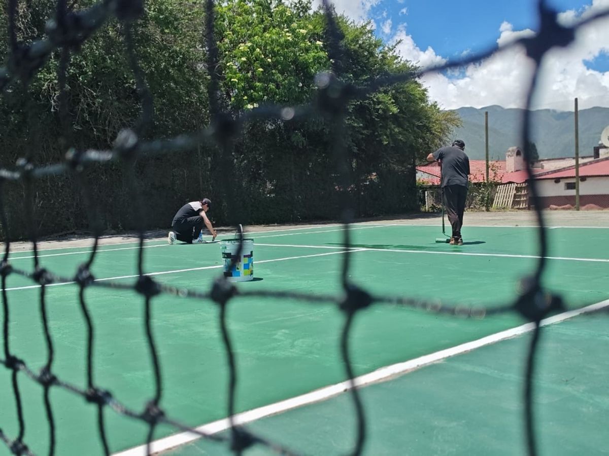 ULTIMANDO DETALLES. Carlos y Valentín Ríos realizan las tareas finales de mantenimiento para dejar el predio impecable de cara al inicio del certamen.
