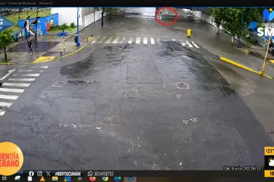 Momentos de tensión bajo el puente: quiso cruzar la 24 de Septiembre y el agua lo tapó