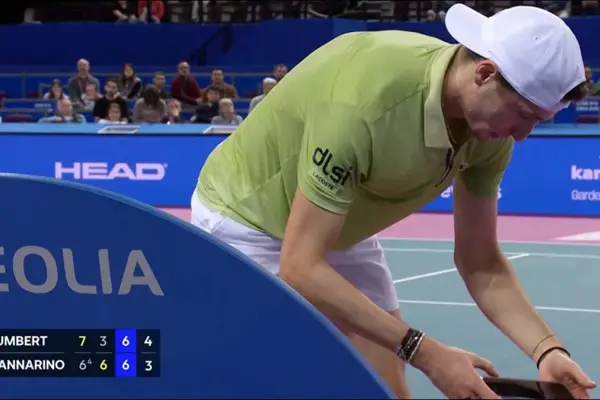Sospecha de apuestas deportivas en el tenis: miró su celular en pleno partido y no volvió a ganar un punto