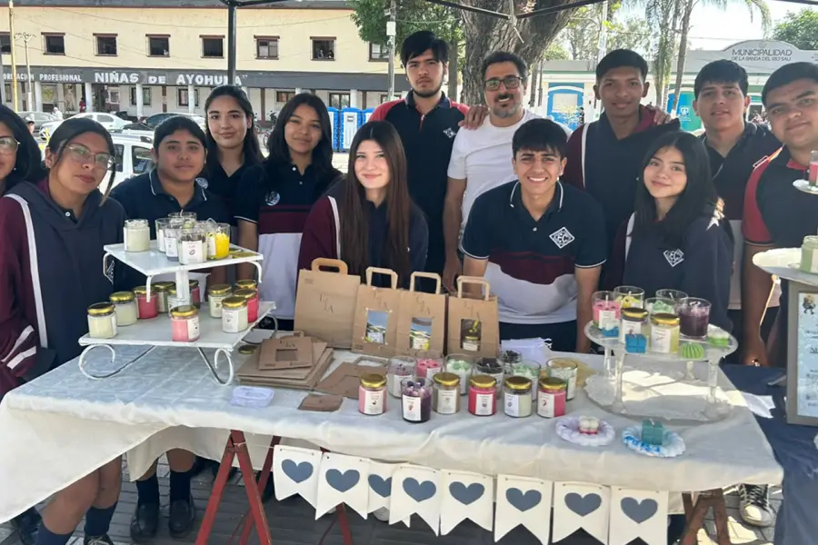 ENCUENTRO. Mentores de Elevate compartieron una jornada con estudiantes de la Escuela de Comercio de Banda del Río Salí durante la edición 2025 del programa.