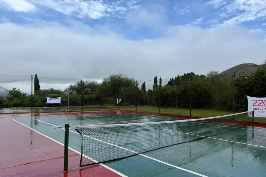 INUNDADA. Así luce la cancha N°2 de tenis, visiblemente pasada por agua.