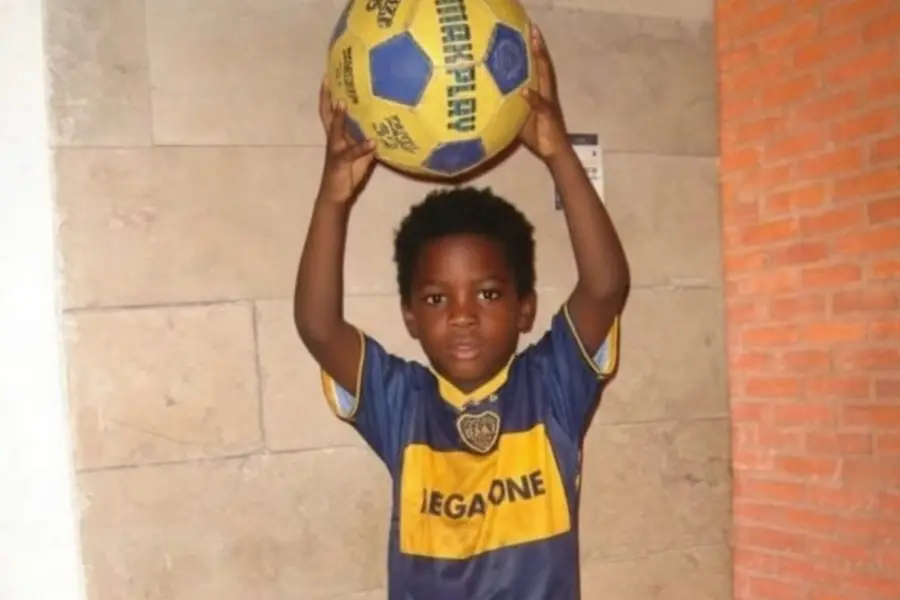 PREMONITORIO. Edwin Cetré de niño vestido con el conjunto deportivo 