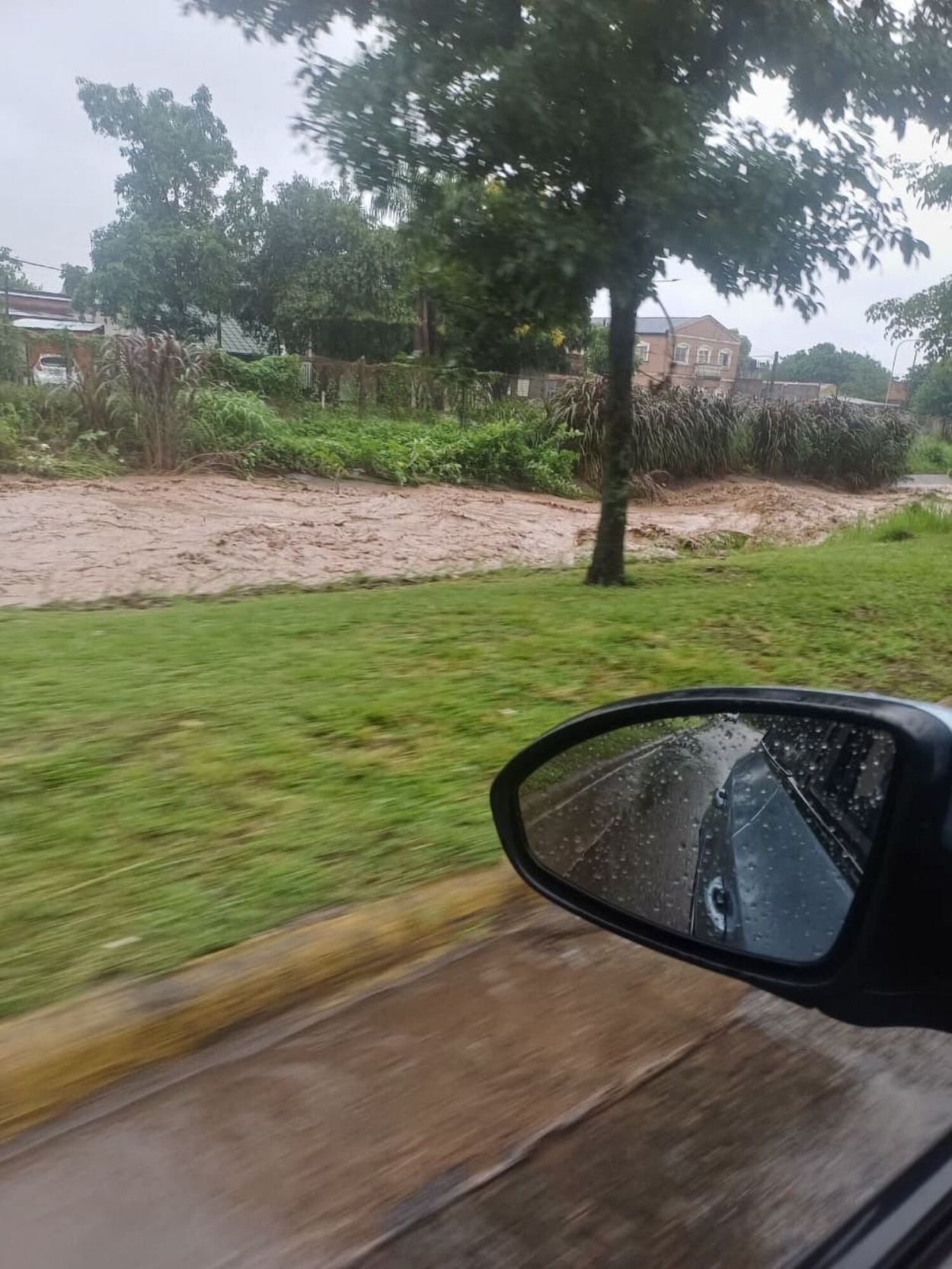 RIESGO. El tránsito se vio afectado por las lluvias.