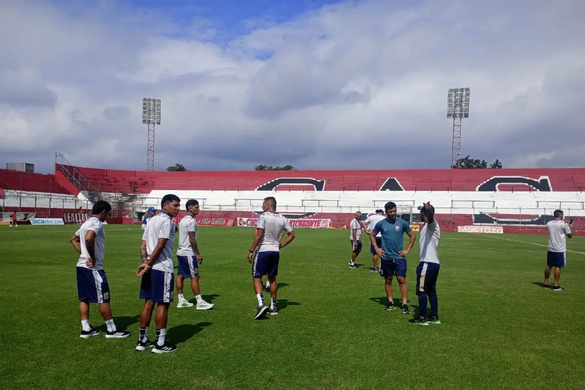 El equipo de Villa Alem ya reconoce el campo de juego y se prepara para el partido