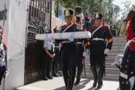 Custodiado por los Granaderos, el sable corvo de San Martín arribó al aeroclub de San Lorenzo