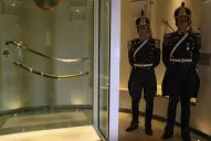 Custodiado por los Granaderos, el sable corvo de San Martín arribó al aeroclub de San Lorenzo