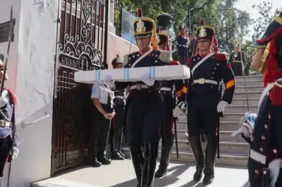 Custodiado por los Granaderos, el sable corvo de San Martín ya viaja hacia Santa Fe