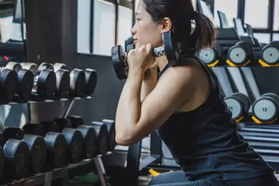 Sentadillas de ciclista: el ejercicio para tener cuádriceps fuertes sin afectar a la espalda